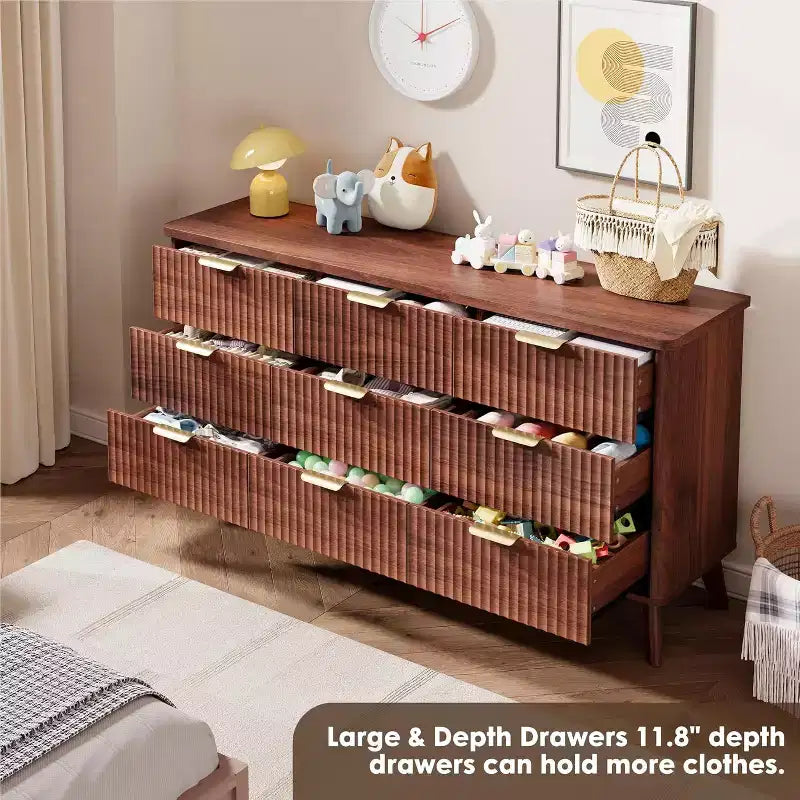 Comò ampio scanalato da 60,6 pollici con 9 cassetti profondi - Porta TV e cassettiera moderna per camera da letto, soggiorno e corridoio